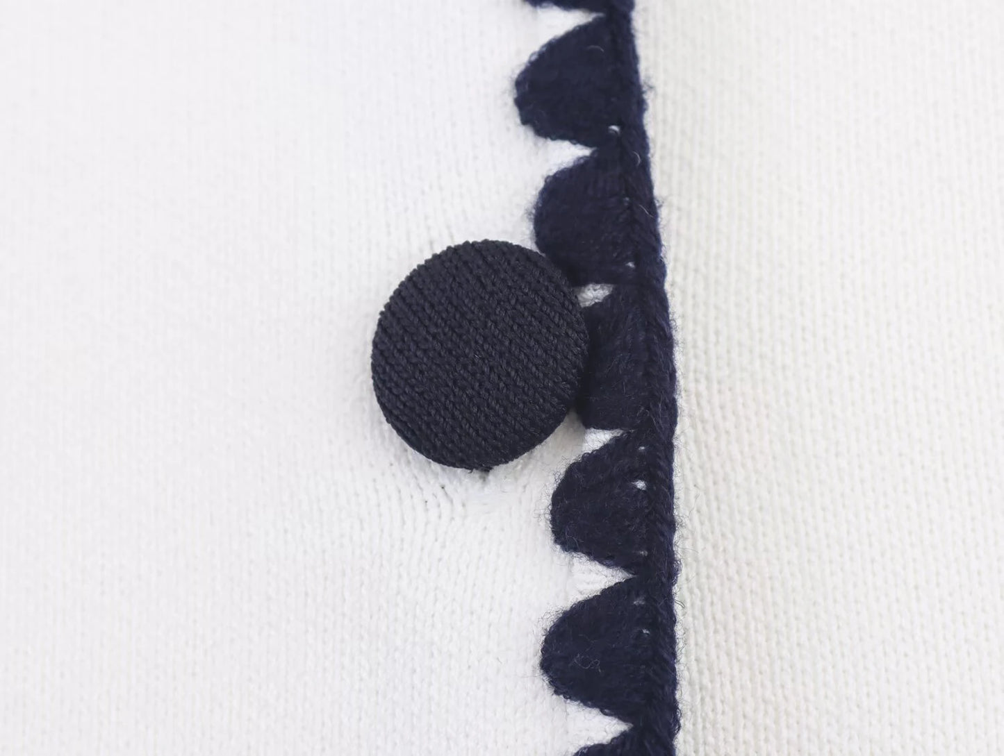 Women's clothing 2025 summer new fashion style elegant contrasting embroidery knit vest