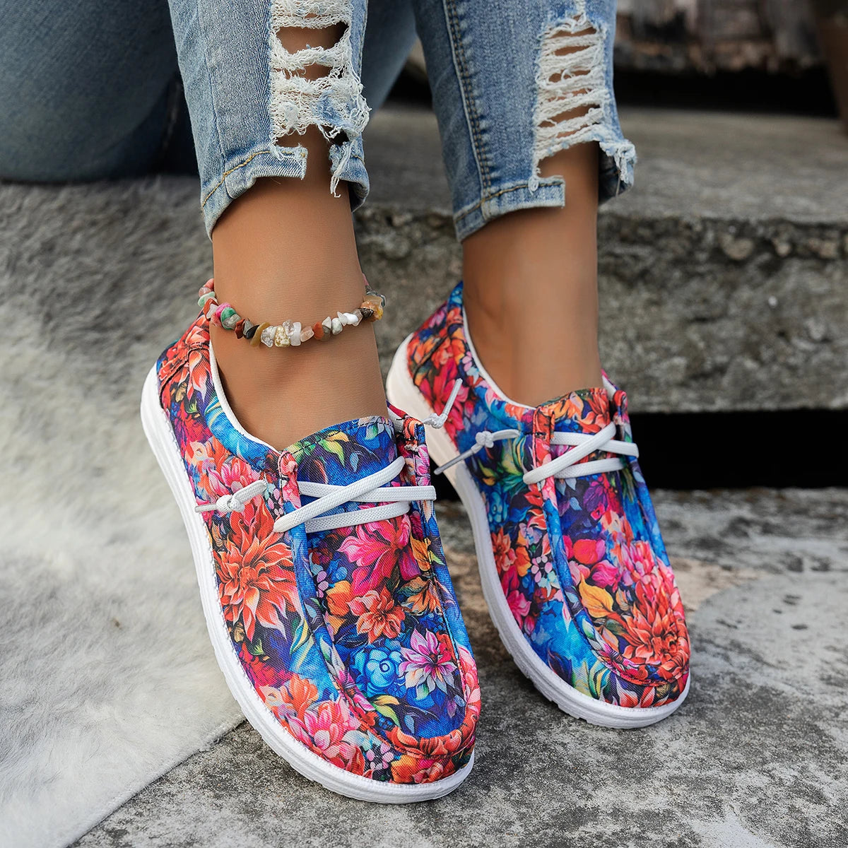 Women's casual sports shoes are lightweight, soft-soled, breathable and low-top casual shoes that can be worn on one foot