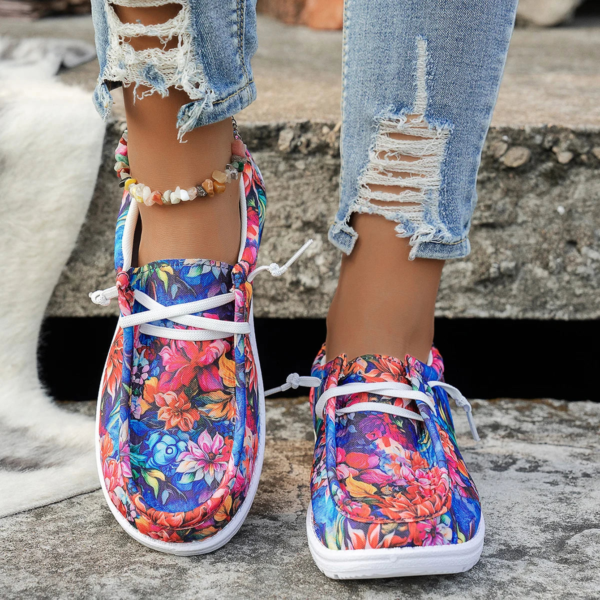 Women's casual sports shoes are lightweight, soft-soled, breathable and low-top casual shoes that can be worn on one foot