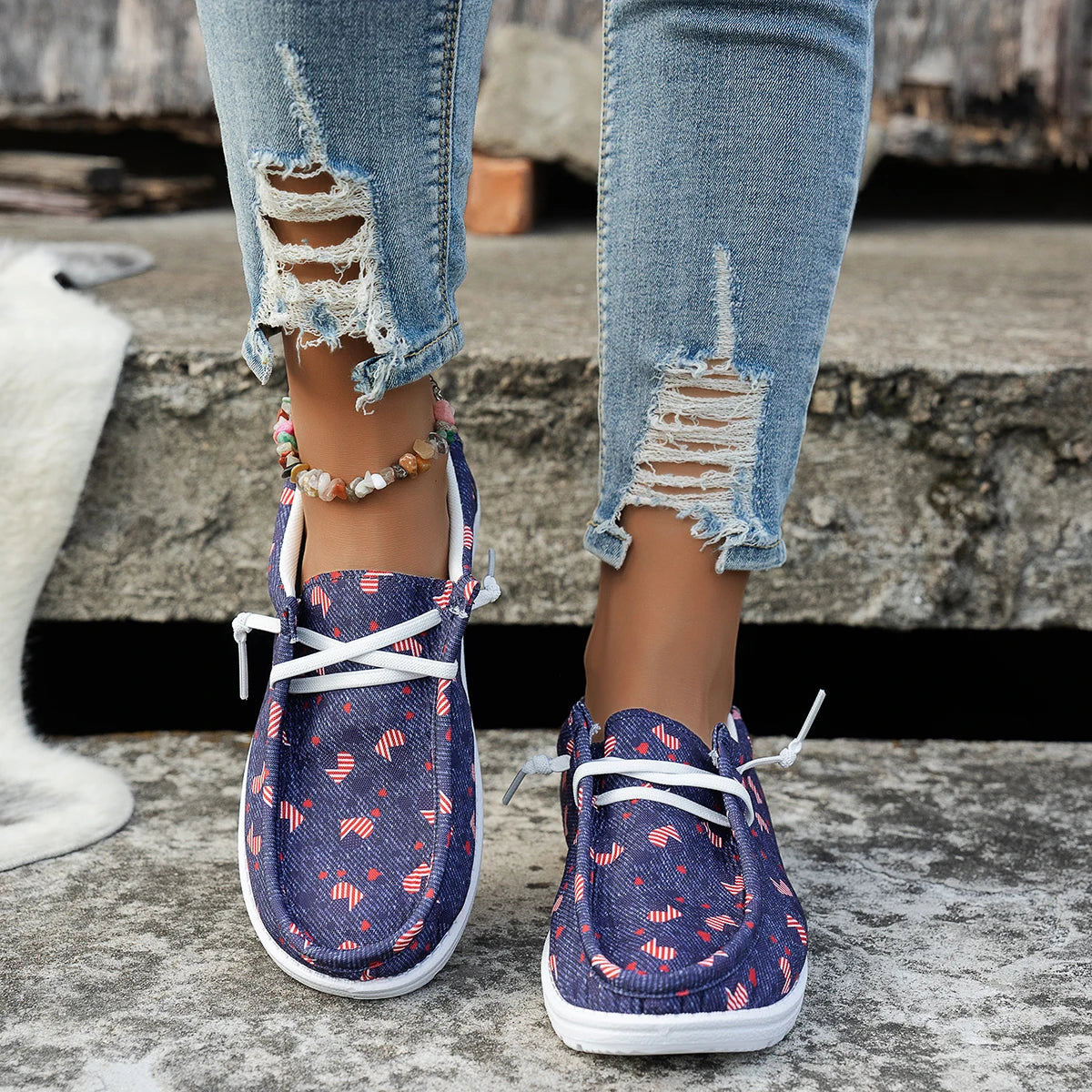 Women's casual sports shoes are lightweight, soft-soled, breathable and low-top casual shoes that can be worn on one foot
