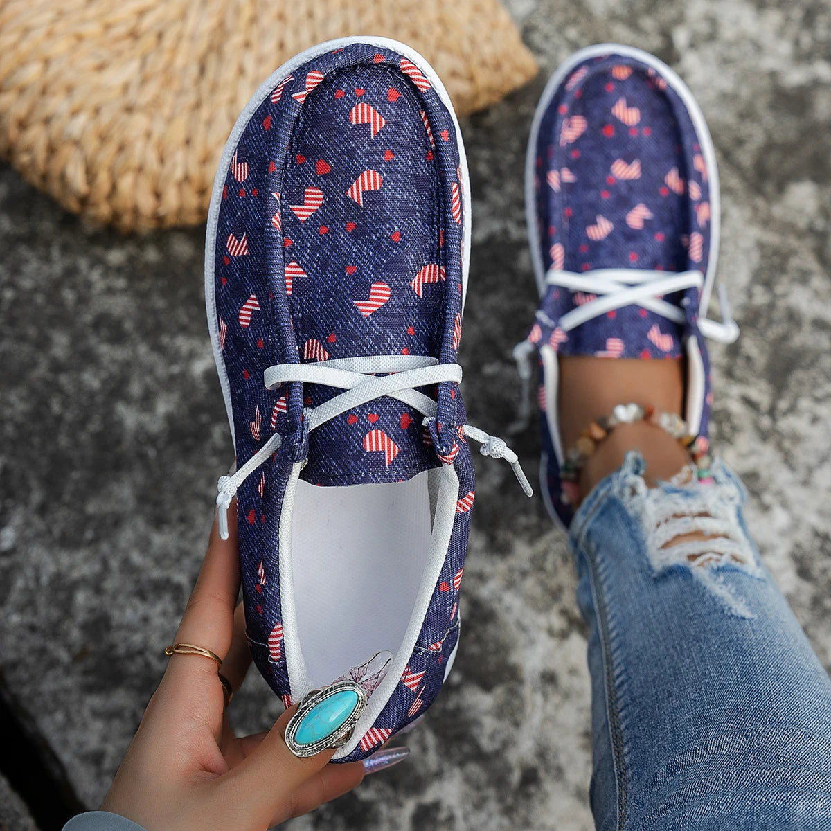 Women's casual sports shoes are lightweight, soft-soled, breathable and low-top casual shoes that can be worn on one foot