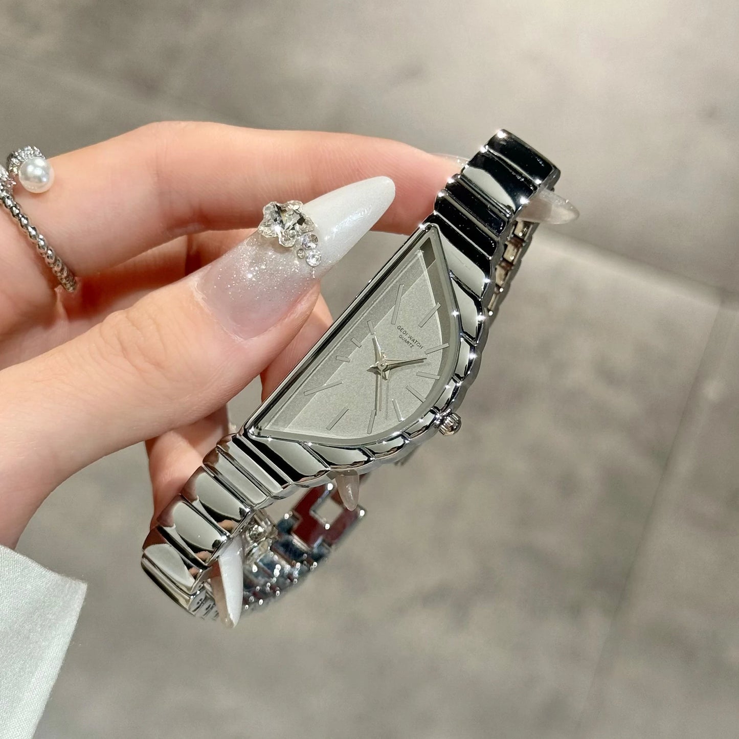 Women's Watch Light Luxury Semicircular Irregular Design Light Luxury Niche High-end Small Ladies Watch
