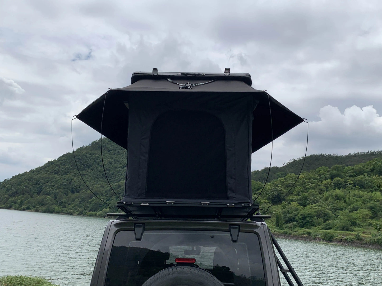 Car Tent 4x4 4WD F150 Large 4 Person XL Hardtop Rooftop Tent With Skylight Hard Shell Roof Top Tent Outdoor Camping Tent