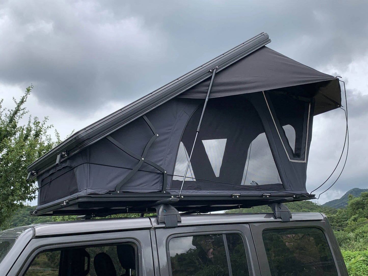 Car Tent 4x4 4WD F150 Large 4 Person XL Hardtop Rooftop Tent With Skylight Hard Shell Roof Top Tent Outdoor Camping Tent